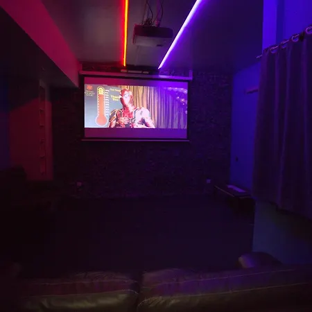 Jacuzzi House With Luxury Cinema *