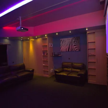 Jacuzzi House With Luxury Cinema *